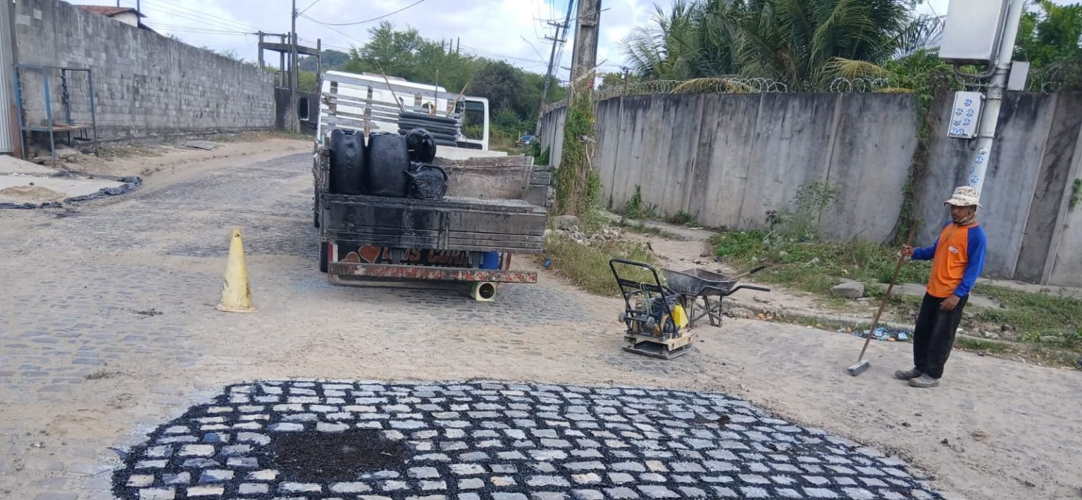 Equipes da Seinfra realizam serviços de tapa-buraco em mais de 40 bairros de João Pessoa
