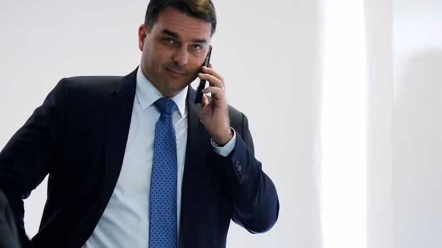 Flávio Bolsonaro é intimado pela PF a entregar passaportes e fica proibido de deixar o Brasil