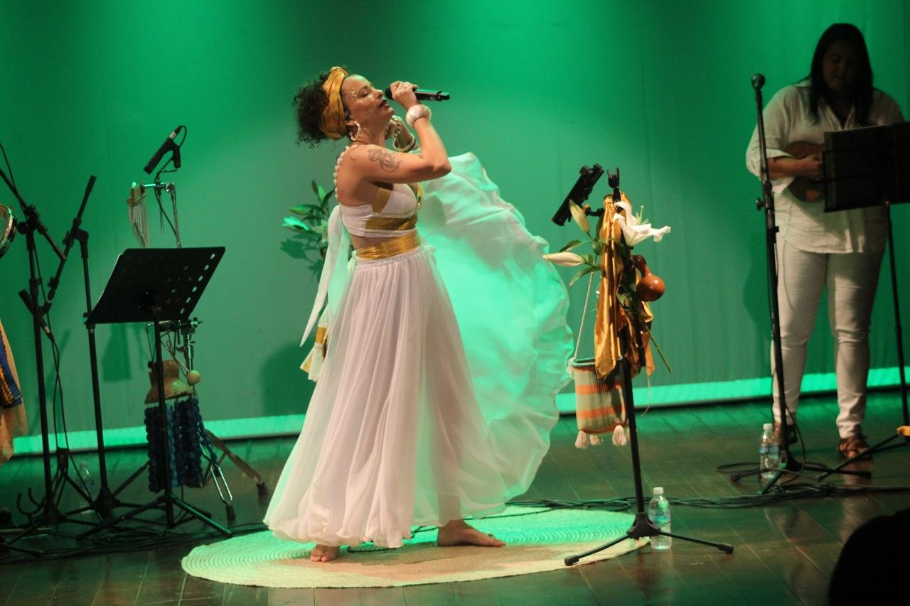 Helô Uehara leva batuque, axé e samba para o Sabadinho Bom