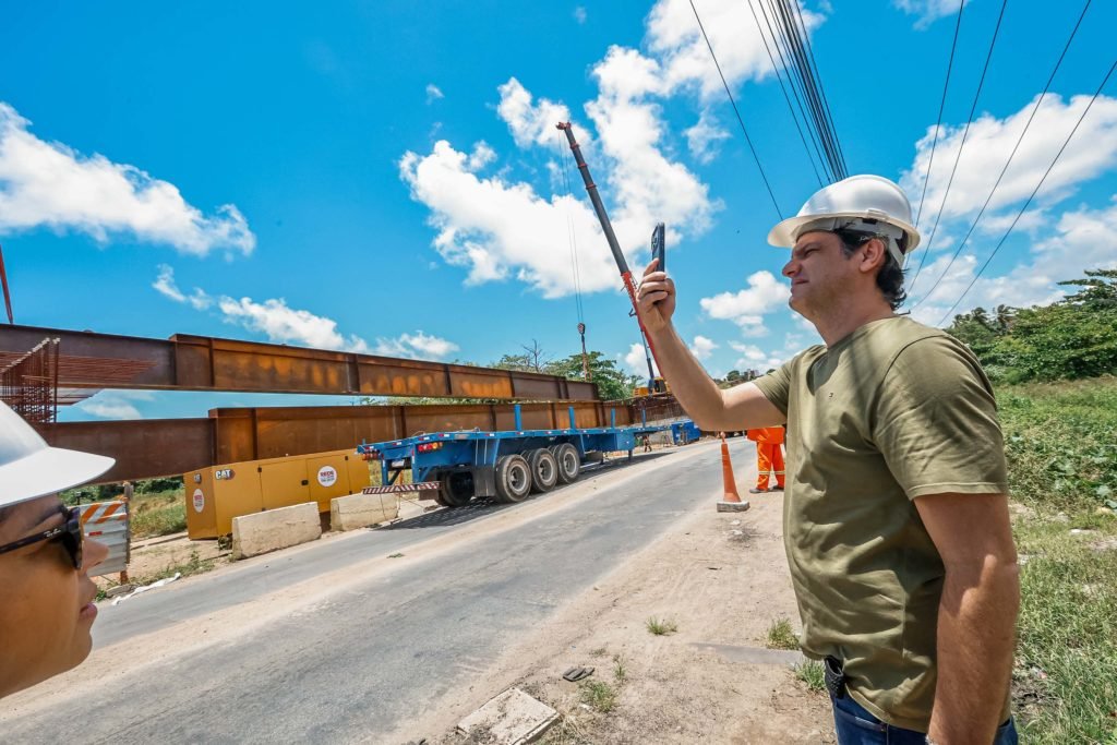Leo Bezerra acompanha içamento de vigas da ponte sobre o Rio Cuiá que ligará Mangabeira e Valentina