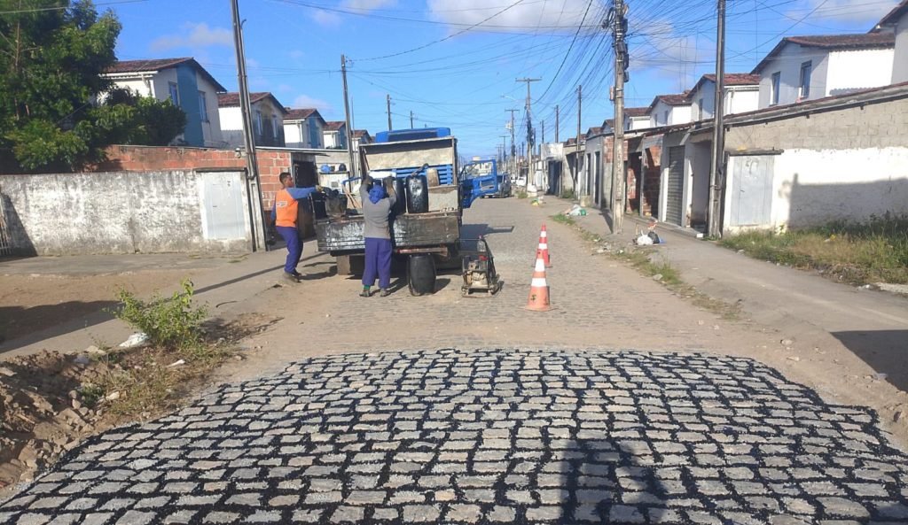 Operação tapa-buraco da Seinfra atua em 47 bairros de João Pessoa nesta quinta-feira