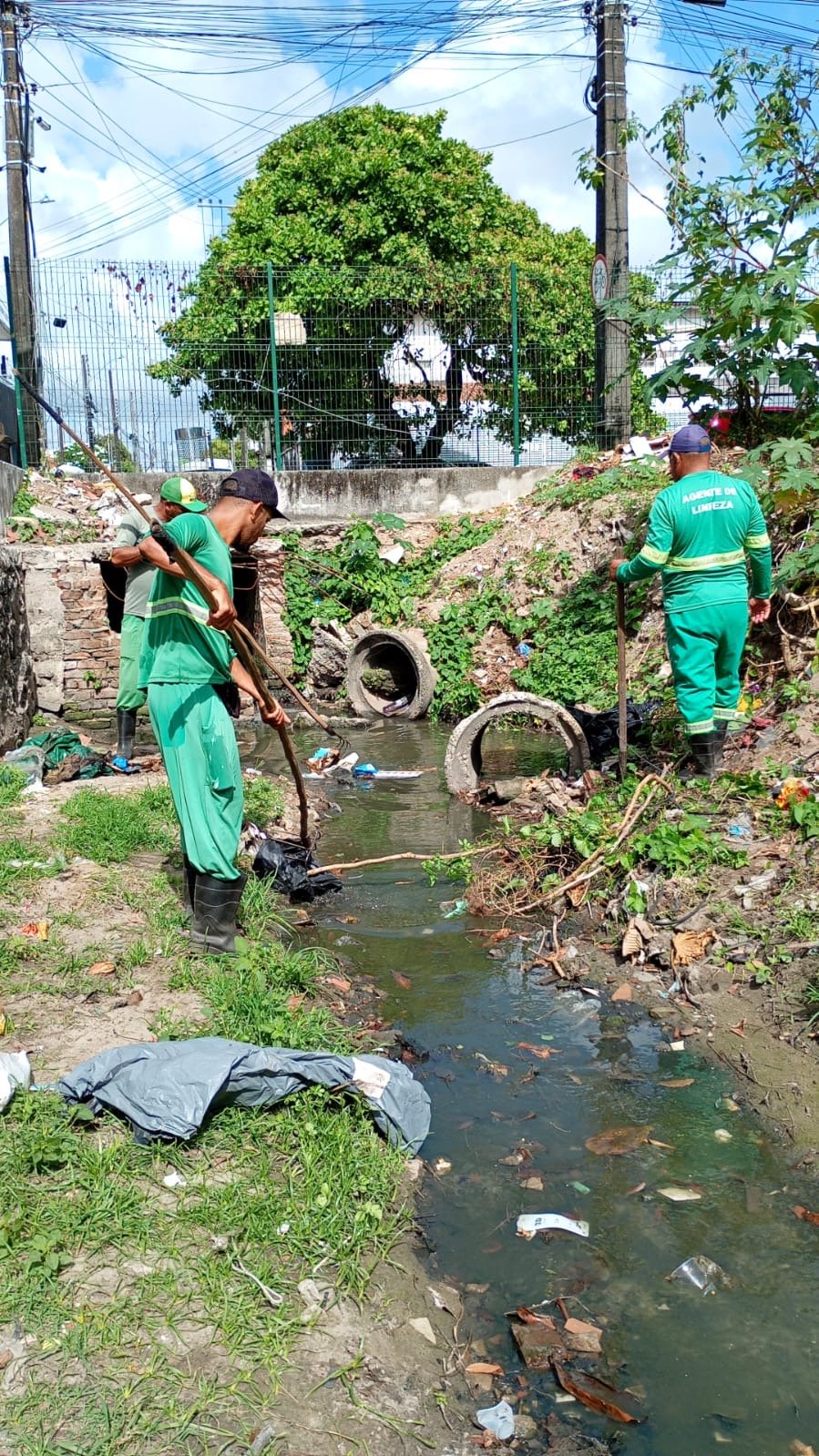 Prefeitura reforça ação de limpeza no Parque das Águas e em outros pontos da cidade nesta terça-feira