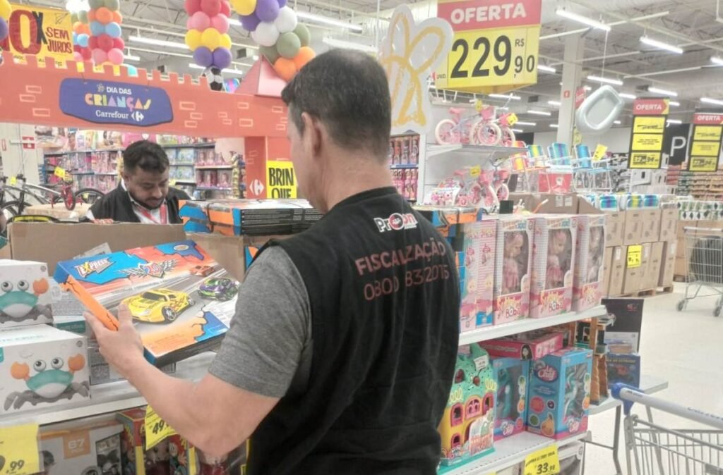 Procon-JP fiscaliza lojas que comercializam artigos de lazer infantil e autua dois estabelecimentos