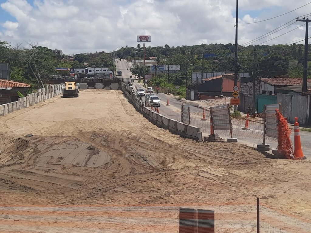 Semob-JP bloqueia trânsito na ladeira Mangabeira/Valentina para içamento de vigas da ponte sobre o Rio Cuiá Semob-JP bloqueia trânsito na ladeira Mangabeira/Valentina para içamento de vigas da ponte sobre o Rio Cuiá