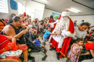 Crianças do Centro de Doenças Raras recebem visita do Papai Noel nesta sexta-feira