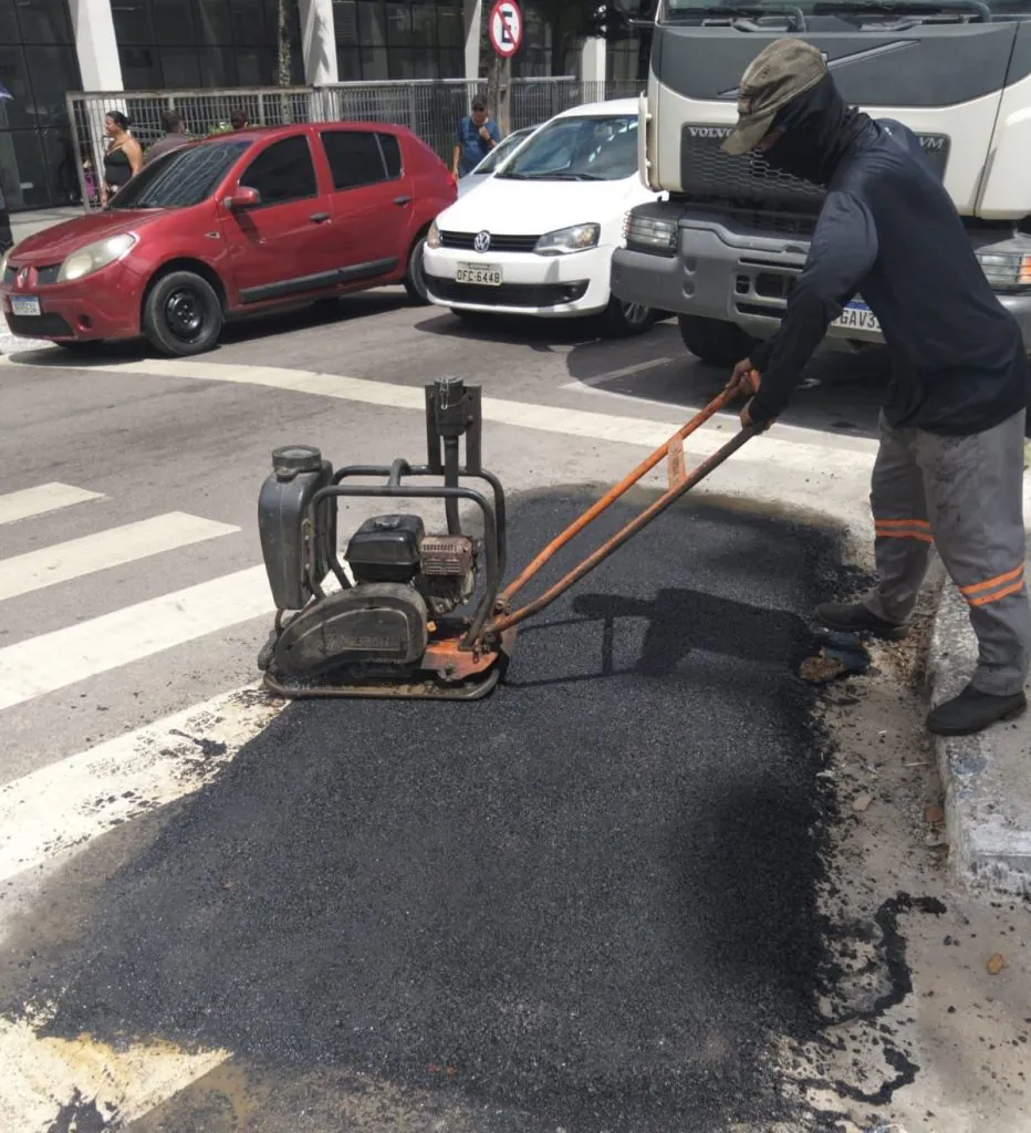 Seinfra encerra a semana com serviços da operação tapa-buraco em 20 bairros da Capital